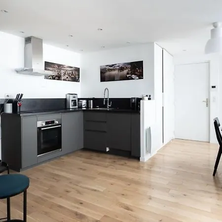 Bright & Renovated 3bd For 8 Guests In Le Marais!